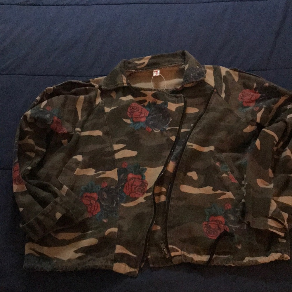 Camo jacket with Floral acc 2xl but fits like l/xl
